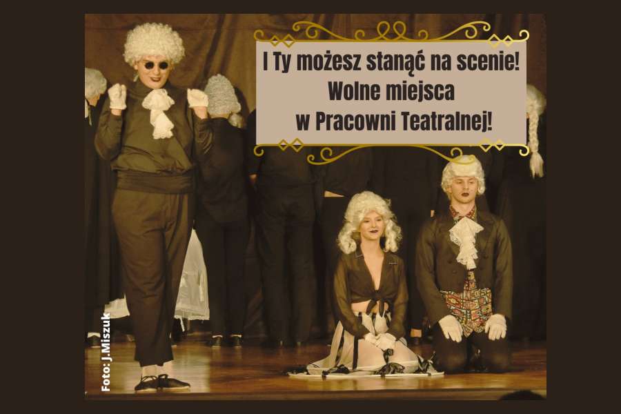 grupa młodzieży podczas występu teatralnego na scenie