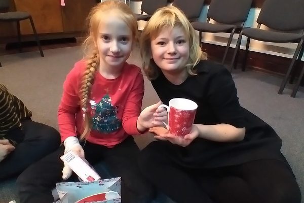 dwie dziewczynki pokazujące prezent