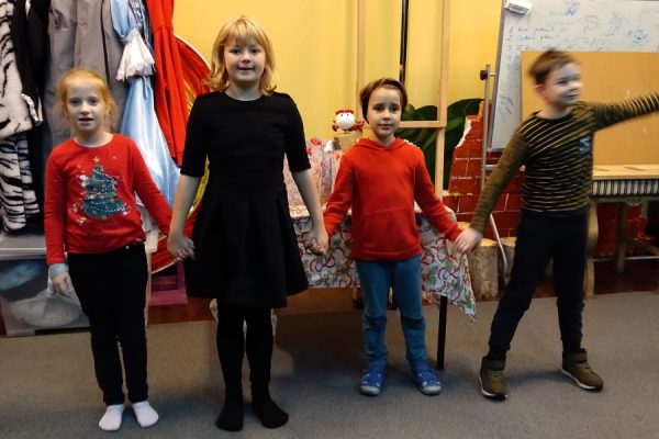 dzieci trzymające się za ręce