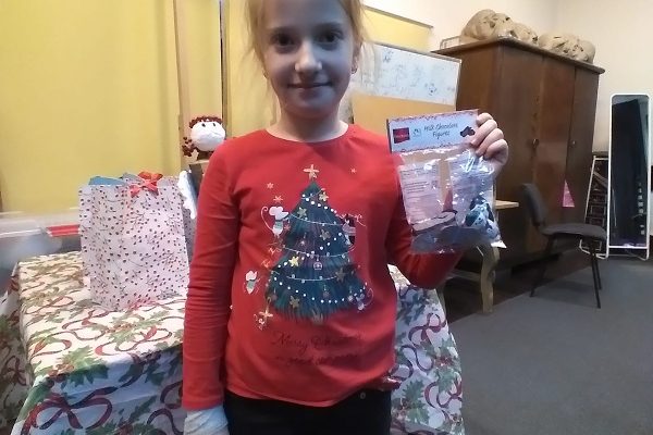 dziewczynka pokazujaca prezent