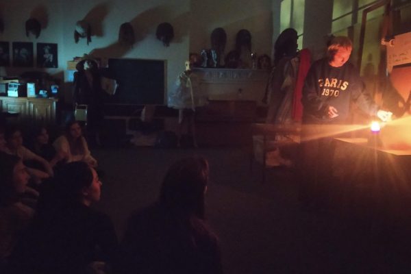 grupa młodzieży w trakcie lania wosku