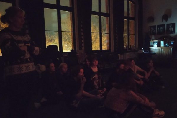 grupa młodzieży w trakcie warsztatów