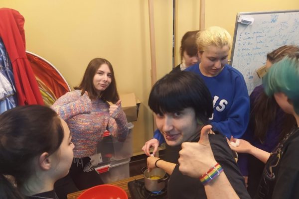 grupa młodzieży w trakcie warsztatów