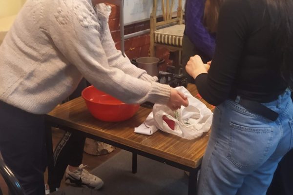 grupa młodzieży z nauczycielką