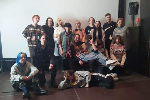 grupa młodzieży pozująca do zdjęcia