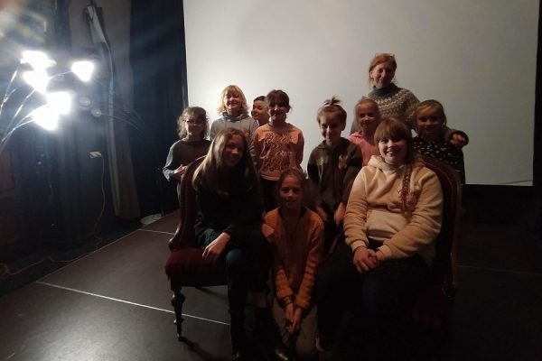 grupa młodzieży pozująca do zdjęcia