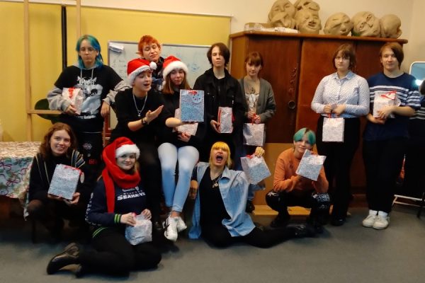 grupa młodzieży z pezentami