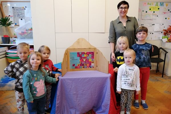 grupa dzieci z nauczycielką pozuje do zdjęć