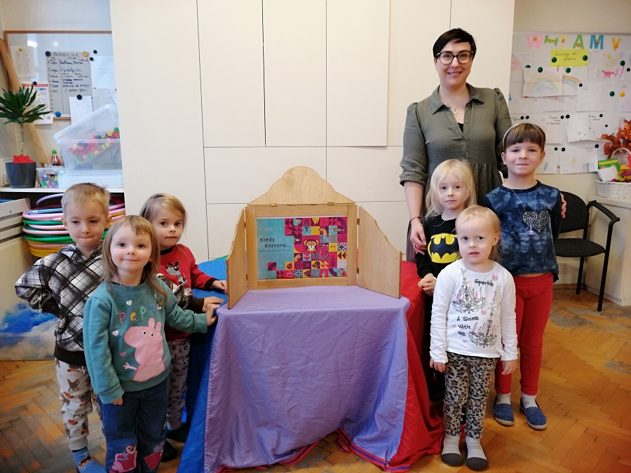 grupa dzieci z nauczycielką pozuje do zdjęć