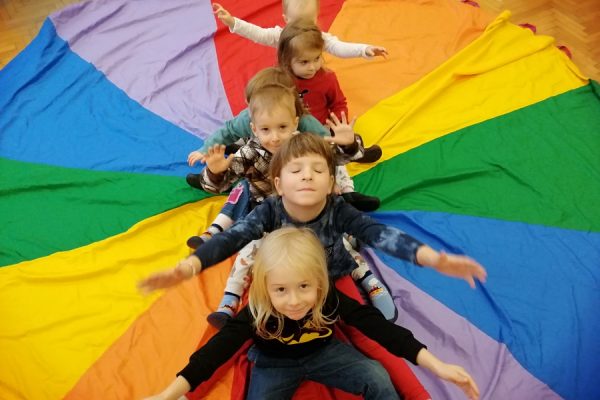 grupa przedszkolaków na kolorowej chuście