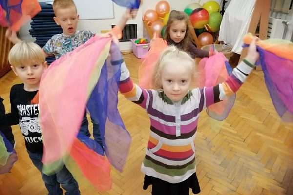 grupa dzieci w trakcie zabawy