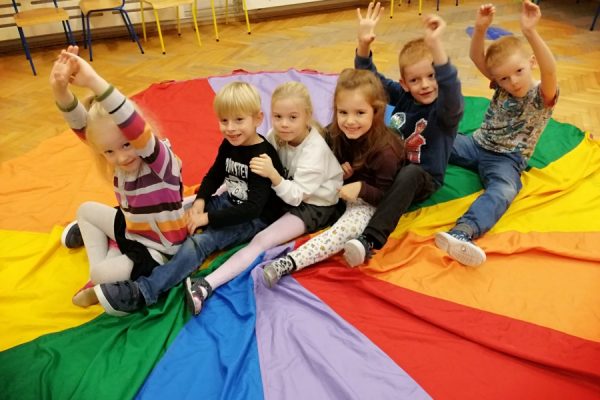 grupa dzieci w trakcie zabawy