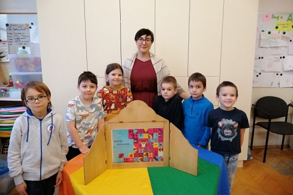 grupa dzieci z nauczycielką pozuje do zdjeć