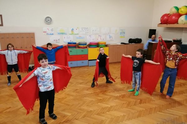 grupa dzieci w trakcie zabawy