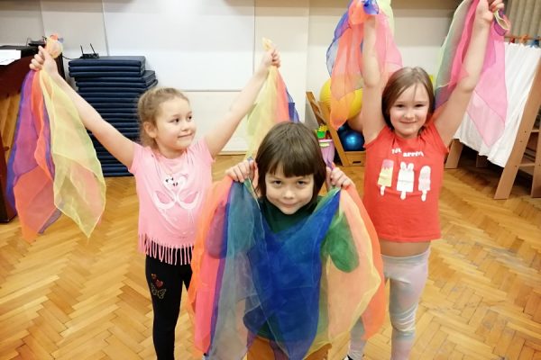 grupa dzieci w trakcie zabawy