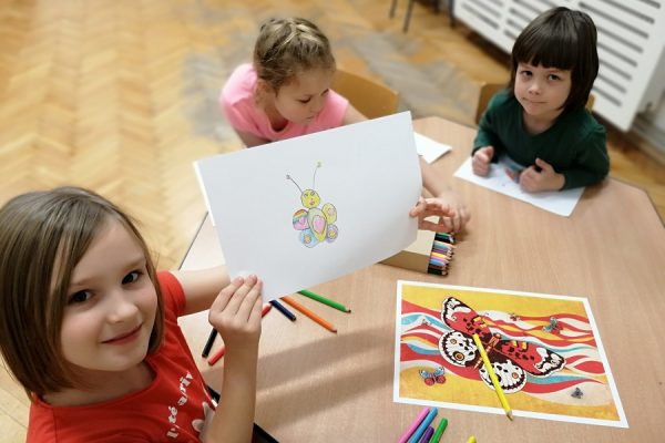 grupa dzieci w trakcie zabawy