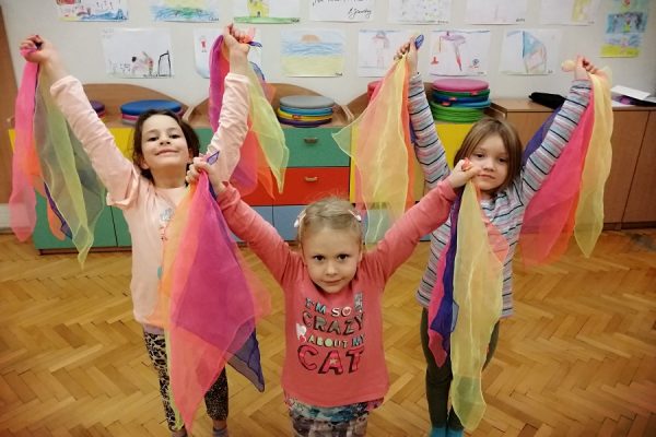 grupa dzieci w trakcie zabawy