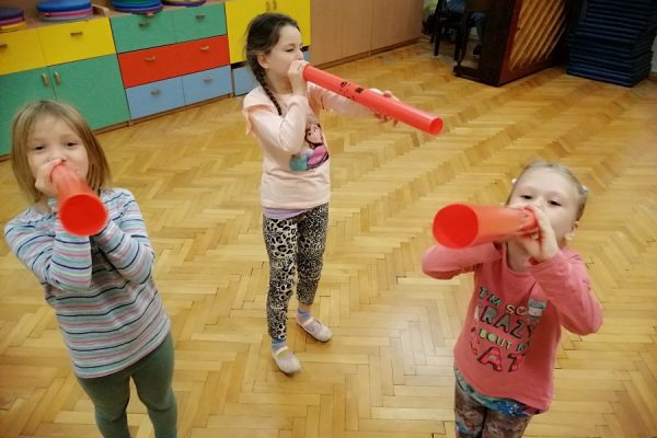 grupa dzieci w trakcie zabawy