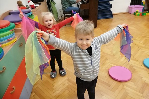 grupa dzieci w trakcie zabawy