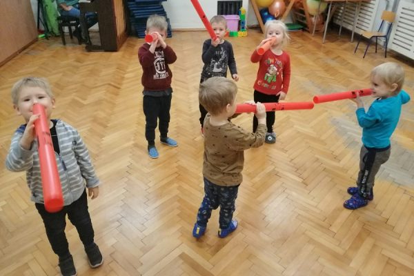 grupa dzieci w trakcie zabawy