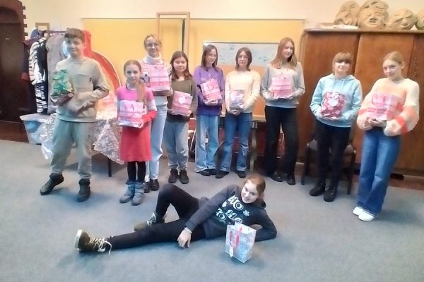 młodzież pokazujaca prezenty