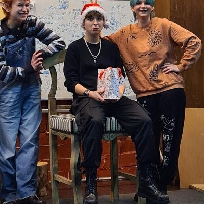 trójka młodzieży trzyma prezenty