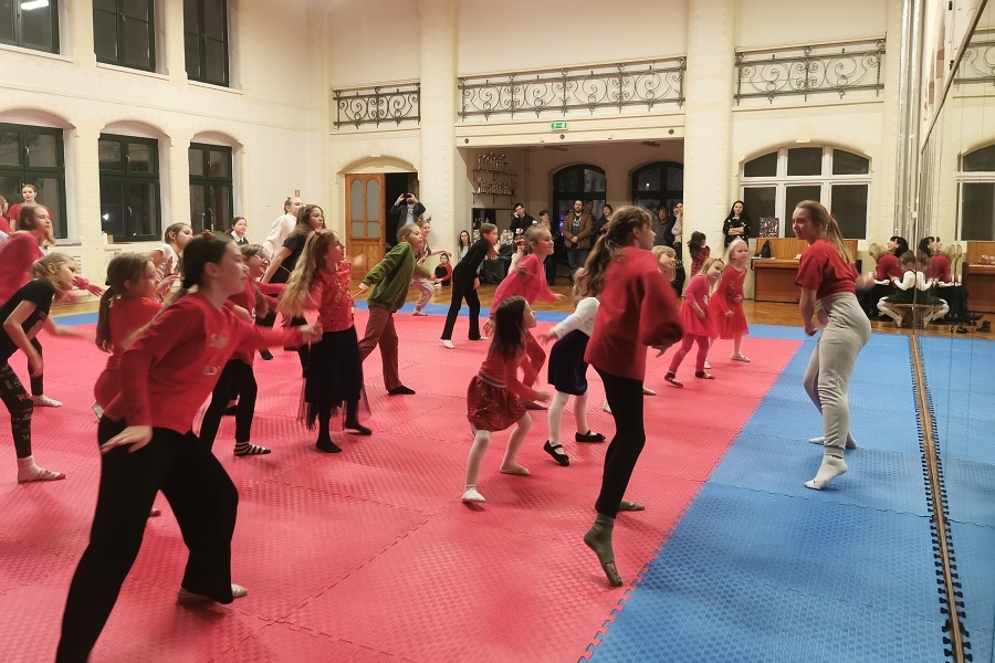 grupa tańczących uczestników