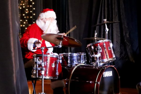 Mikołaj gra na perkusji