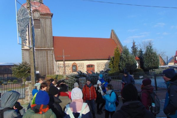 grupa młodzieży przed kościołem w Przęsocinie.