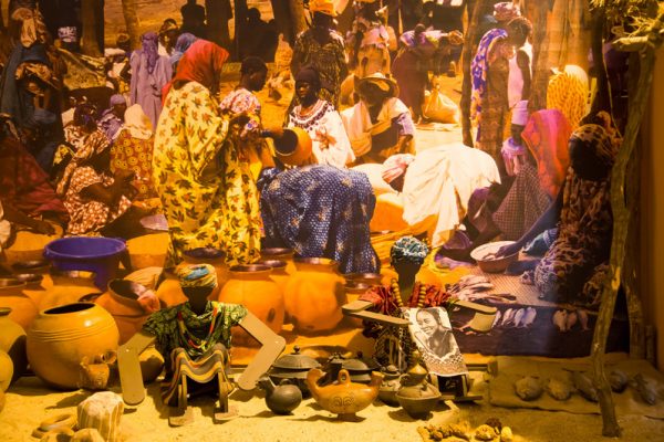 kobiety z afrykańskimi przedmiotami