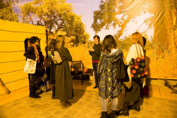 kobiety z afrykańskimi przedmiotami