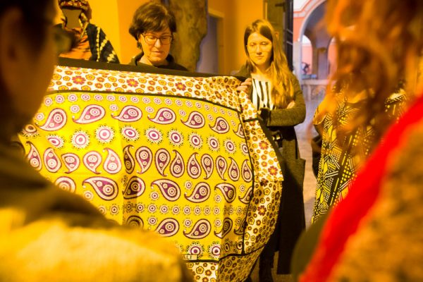 kobiety z afrykańskimi przedmiotami