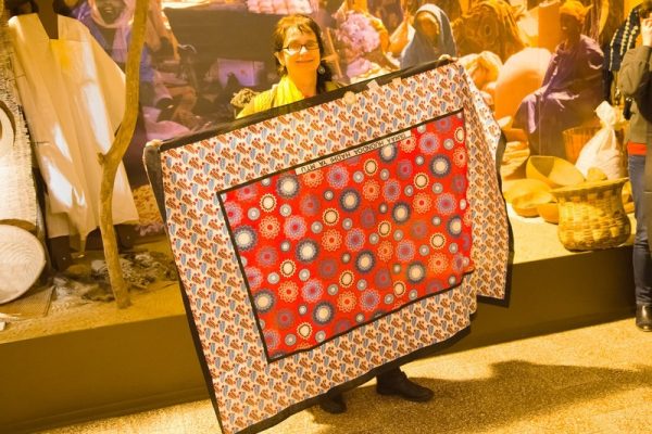 kobiety z afrykańskimi przedmiotami