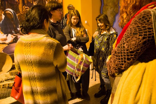 kobiety z afrykańskimi przedmiotami