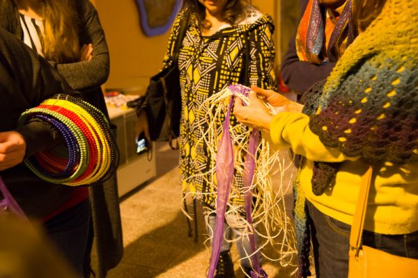 kobiety z afrykańskimi przedmiotami