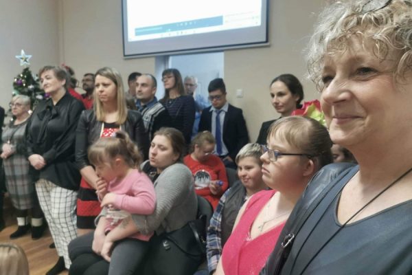 grupa ludzi ogląda występ