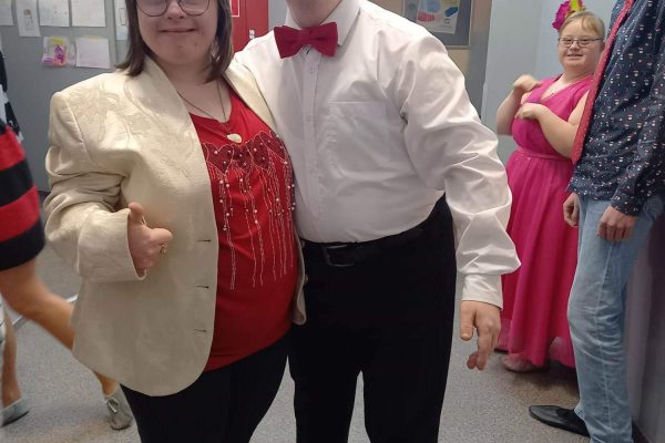 dwoje ludzi, para ubrana w stroje świąteczne