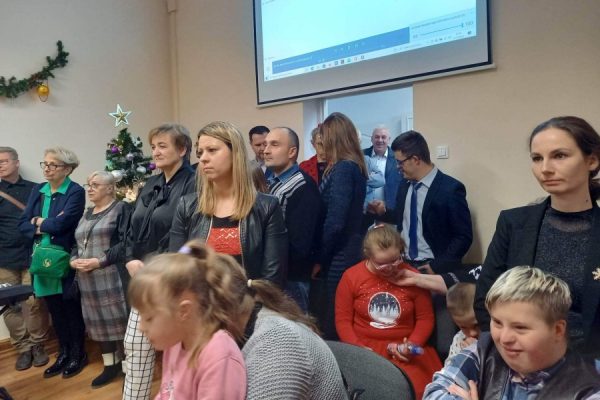 grupa ludzi ogląda występ