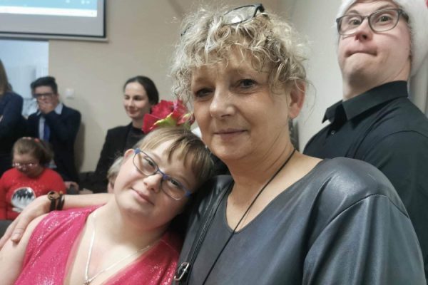 dwie kobiety pozują do zdjęcia