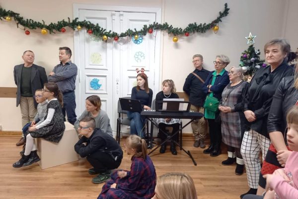 grupa ludzi ogląda występ