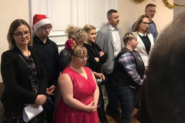 grupa ludzi ogląda występ