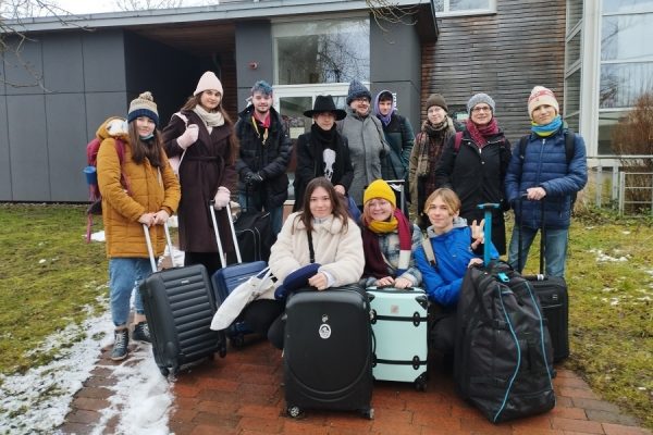 grupa młodzieży pozuje do zdjęcia