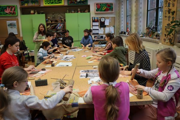 grupa dzieci w trakcie zajęć ceramicznych