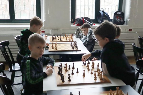 grupa dzieci w trakcie zajęć szachowych