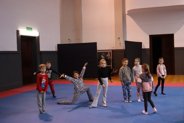 grupa dzieci w trakcie zajęć