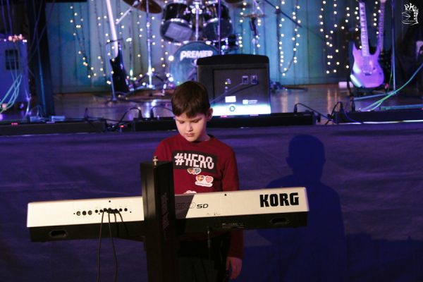 chłopiec grający na keyboardzie