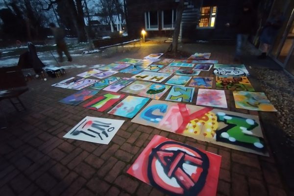 prace grafitti leżą na ziemi