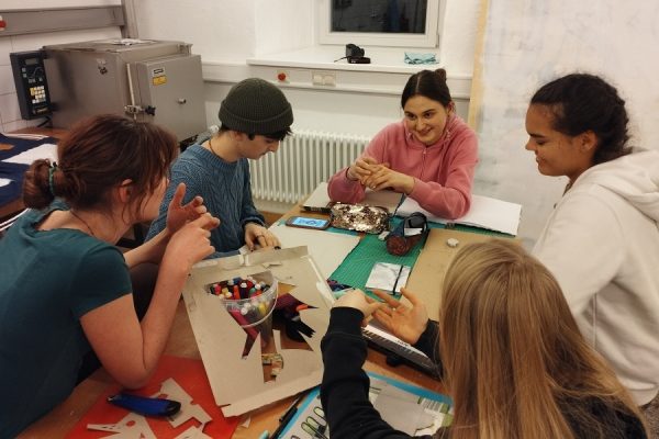 grupa młodzieży w trakcie warsztatów