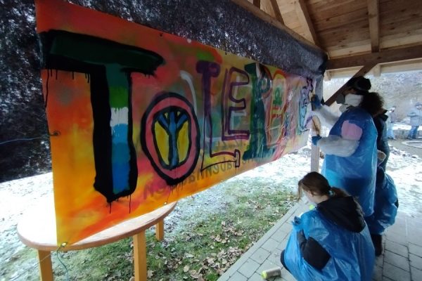 plakat pomalowany sprayem