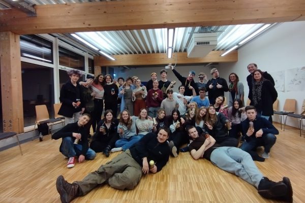 grupa młodzieży pozuje do zdjęcia